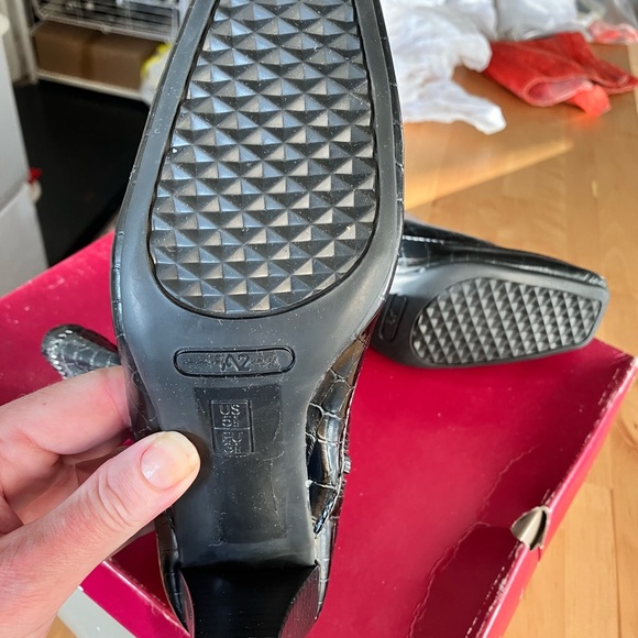 Shiny Black faux crocodile ankle boots by Aerosols comfort system. US Size 5.5. - Picture 3 of 4